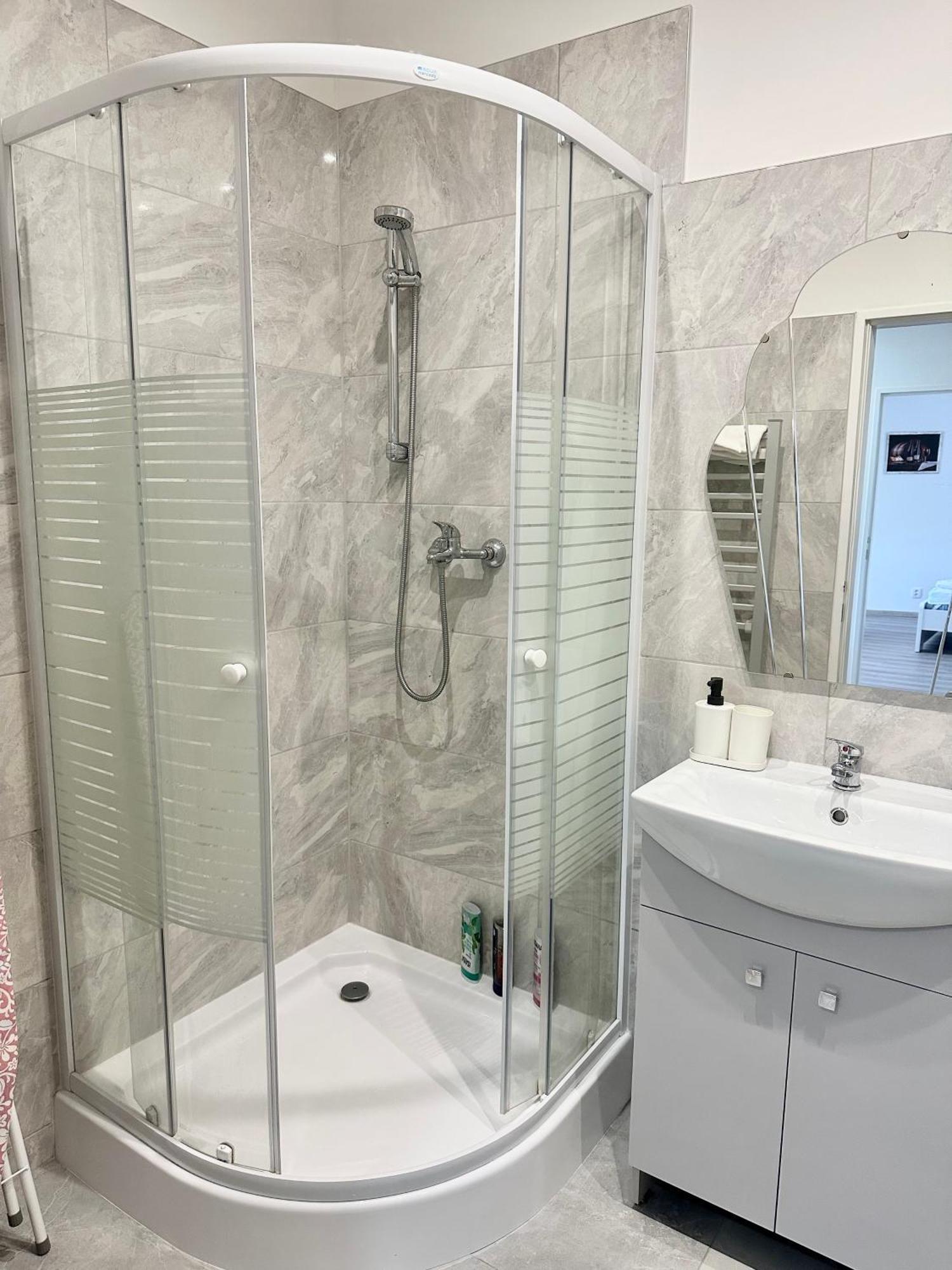 קרלובי וארי Apartment Th מראה חיצוני תמונה